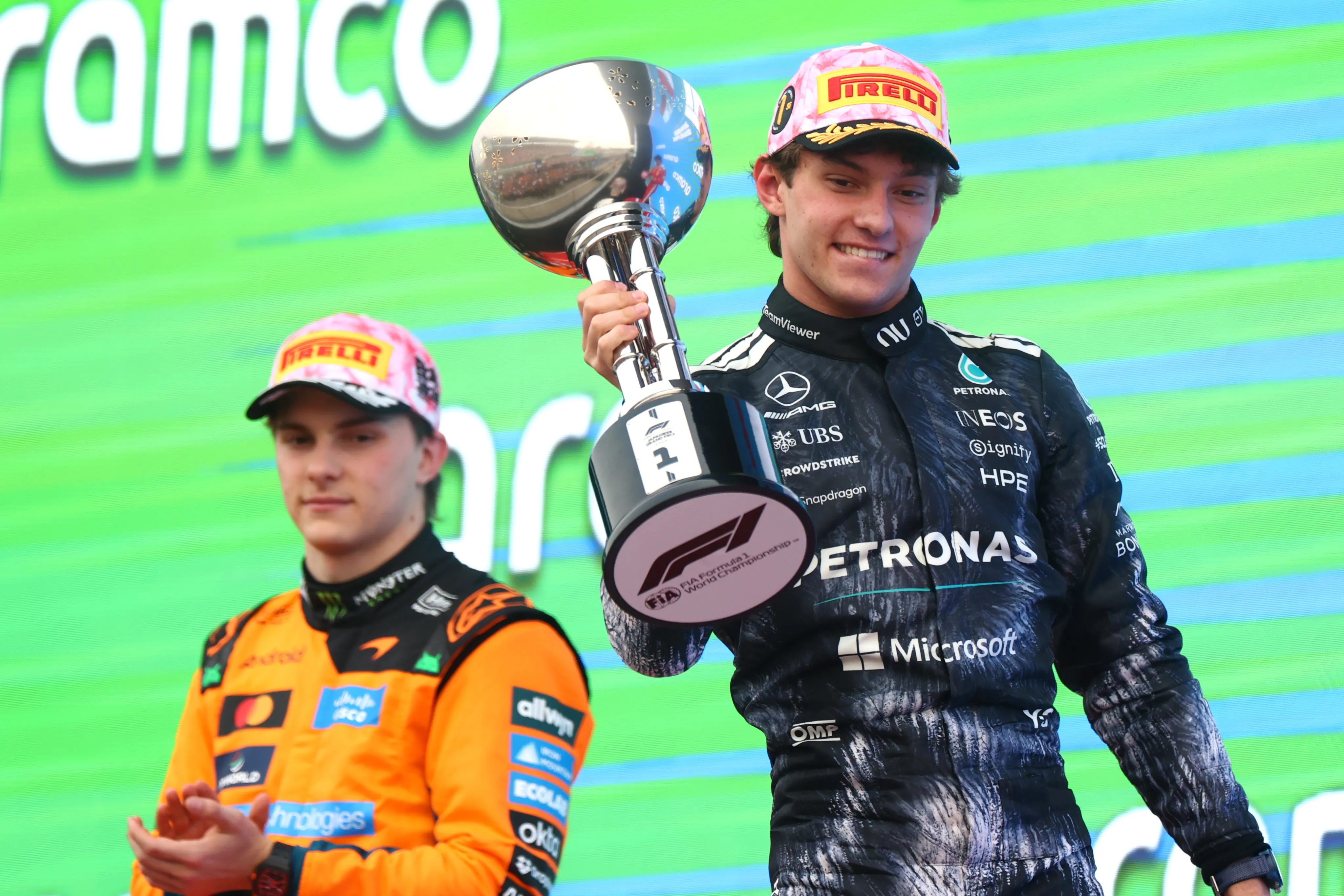 Oscar Piastri aplaude a Kimi Antonelli en la premiación del GP de Japón 2026 (GETTY IMAGES)