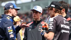 Oliver Bearman escucha atentamente a Max Verstappen