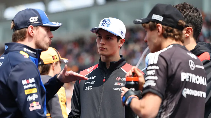 Oliver Bearman escucha atentamente a Max Verstappen