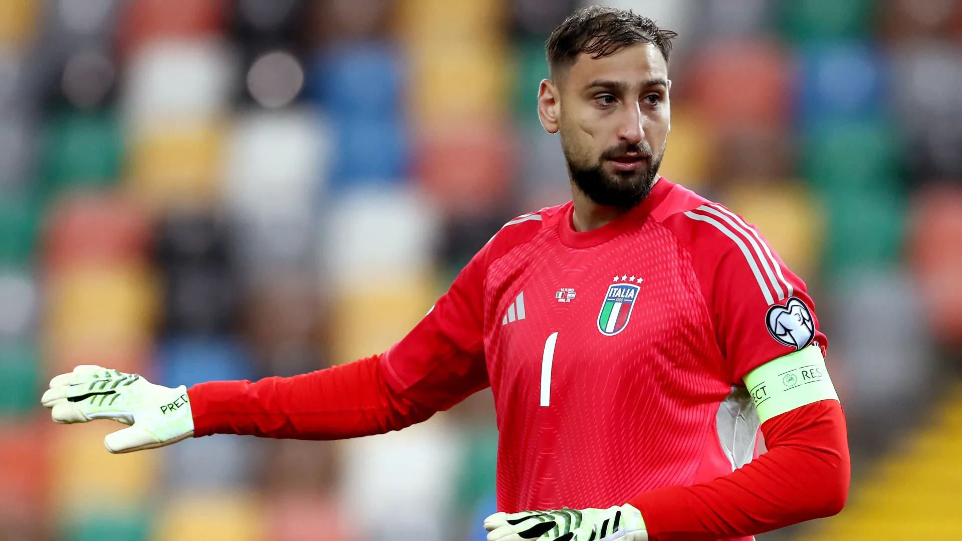 Gianlugi Donnarumma no pudo ayudar a Italia en los penales ante Bosnia. (GETTY IMAGES)