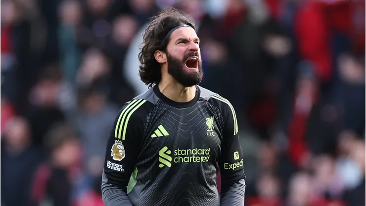 Alisson Becker, ausente en la serie entre PSG y Liverpool por UCL 2025-26.