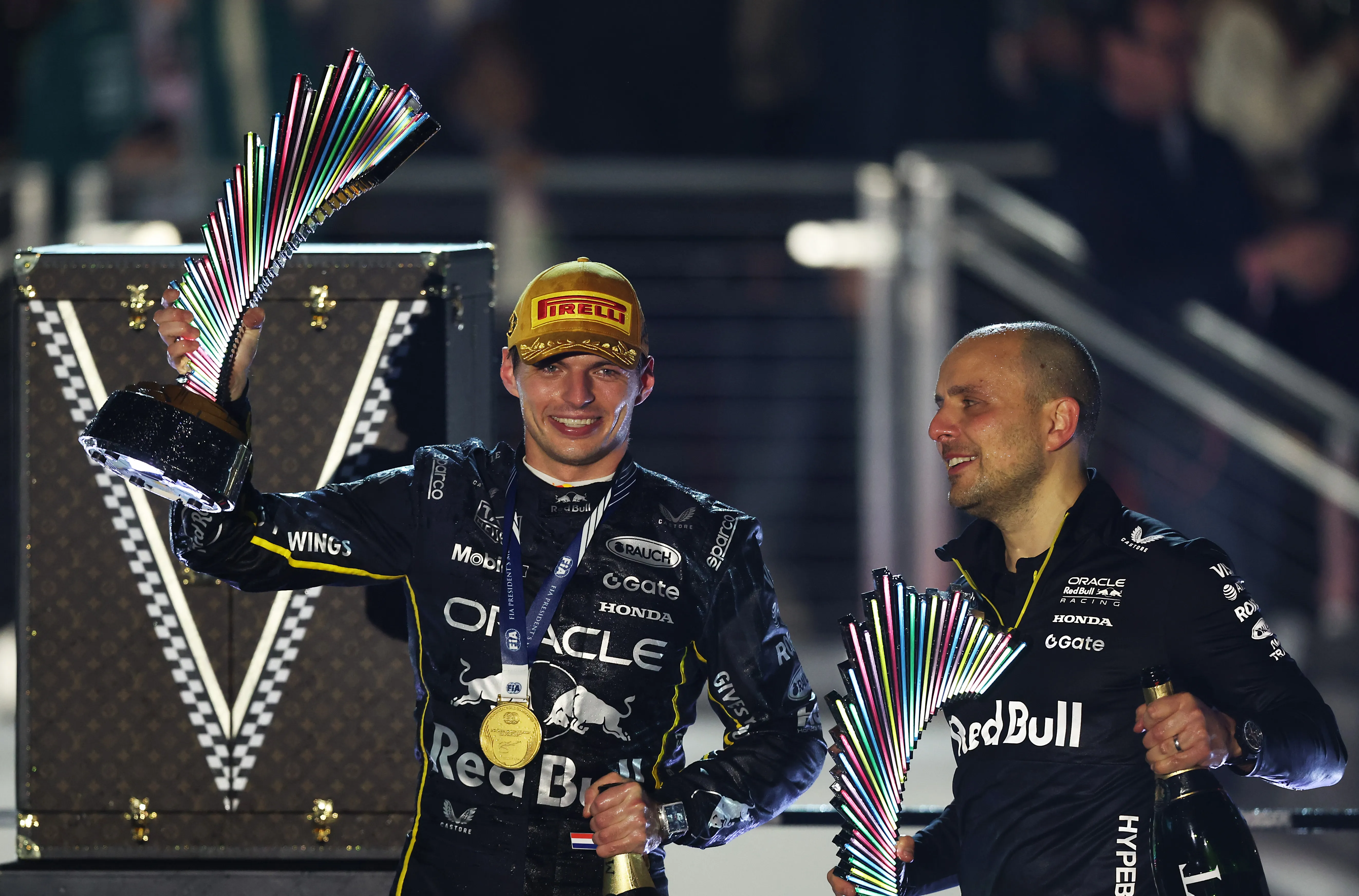 Max Verstappen y Gianpiero Lambiase celebran en el podio (GETTY IMAGES)