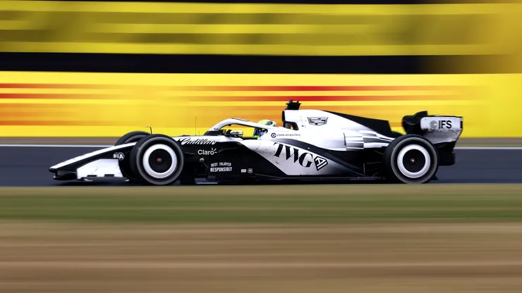 Checo Pérez rodando en el GP de Japón con Cadillac