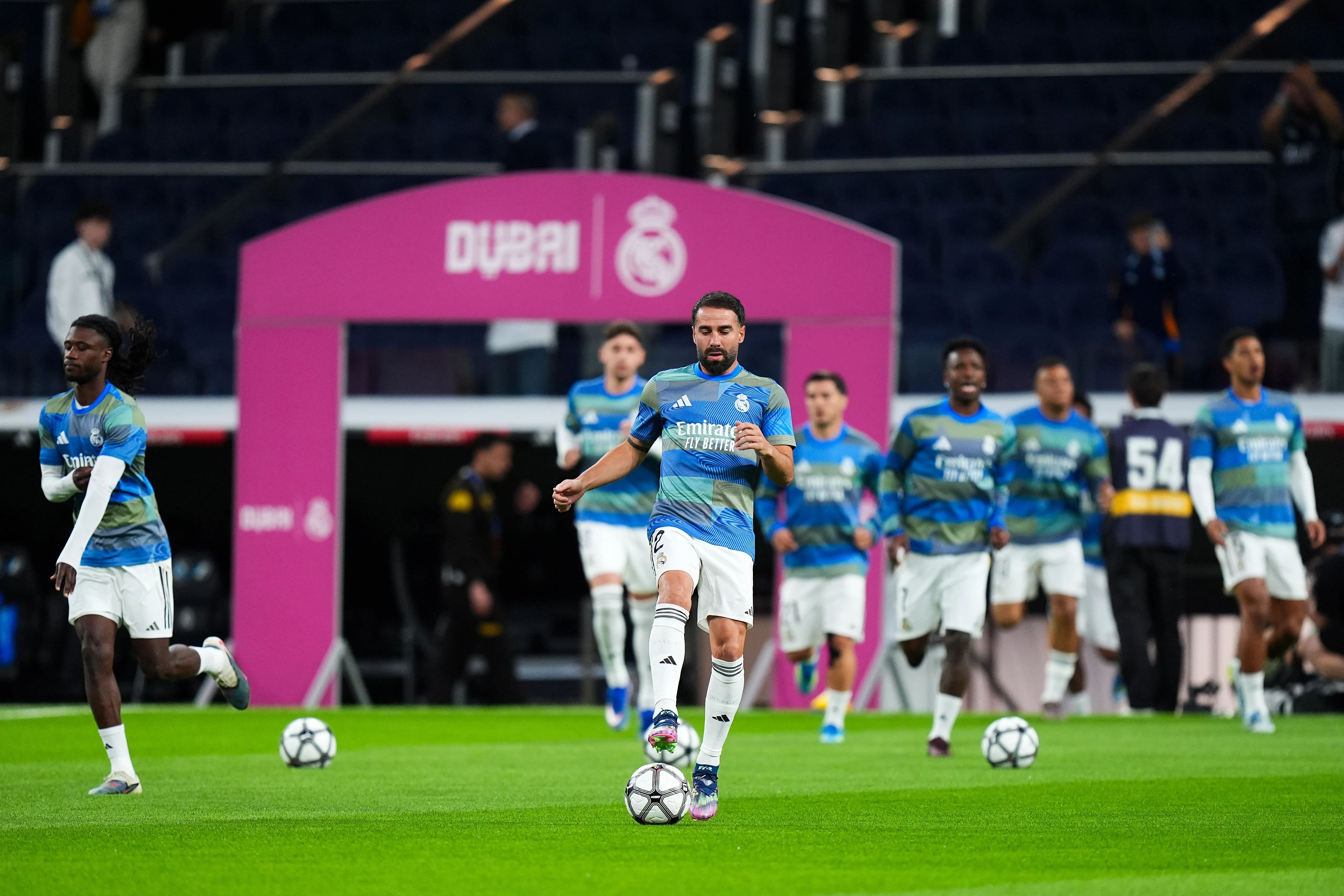 Real Madrid en el calentamiento antes del partido con Girona
