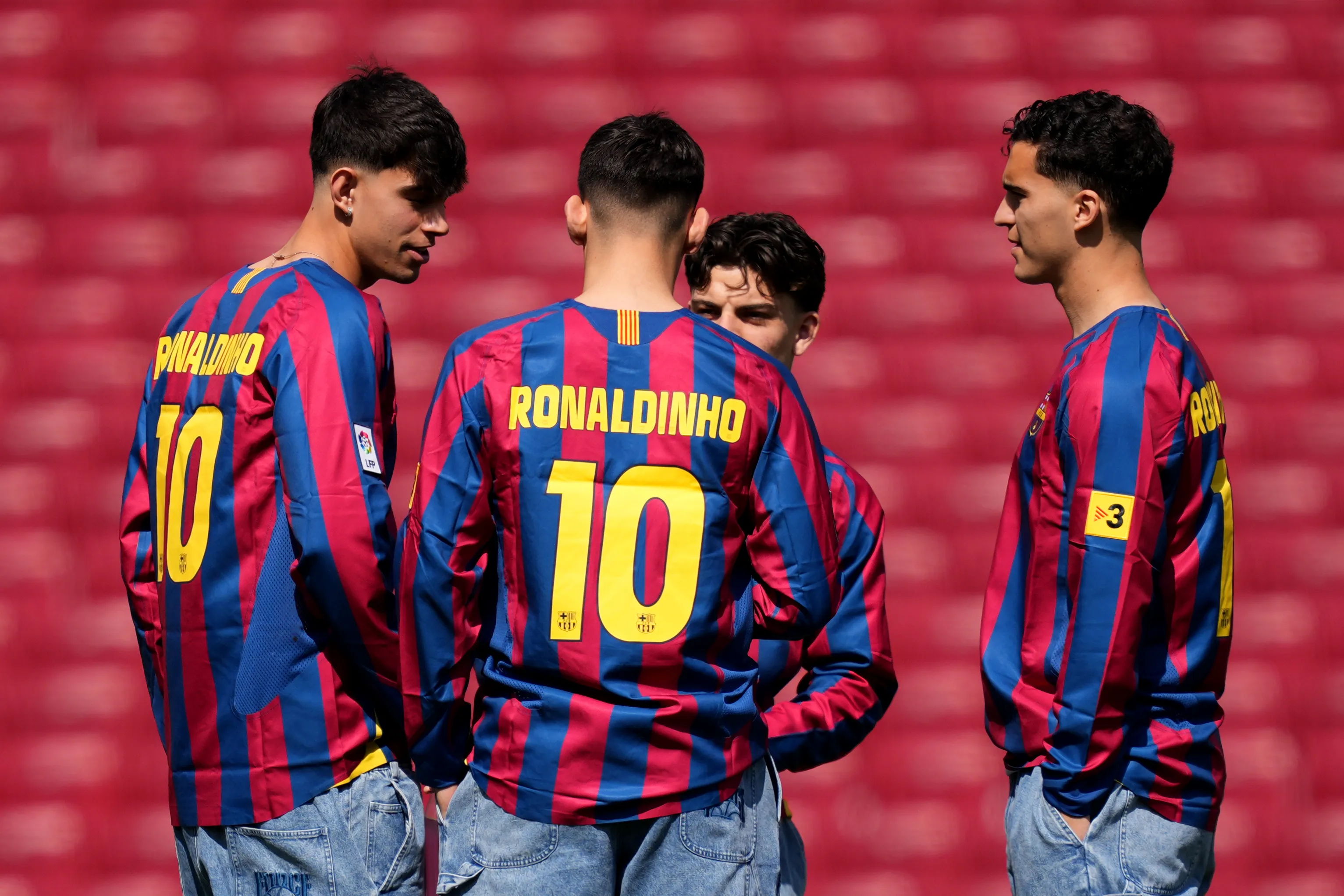 Jugadores de Barcelona vistiendo una playera retro de Ronaldinho (Getty Images)