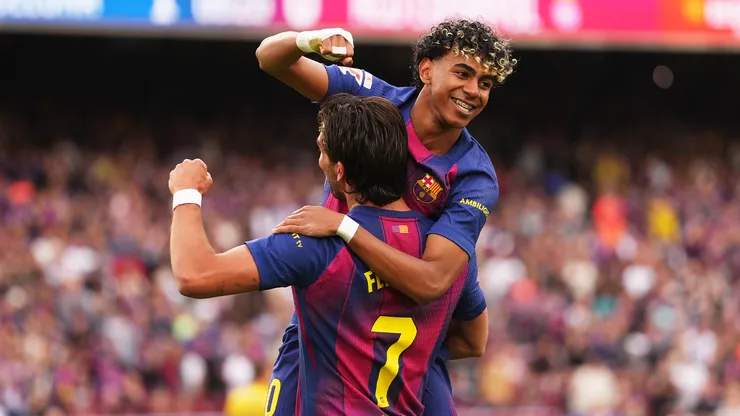 Ferran Torres y Lamine Yamal celebran en el Camp Nou