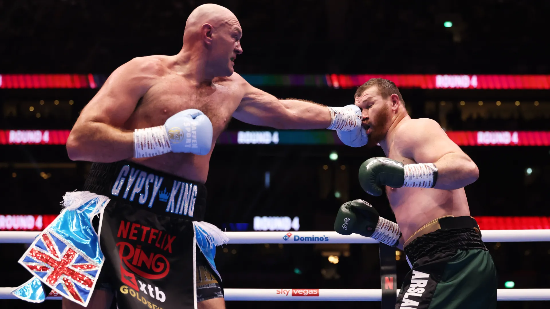Tyson Fury no sufrió para vencer a Arslanbek Makhmudov en Londres.