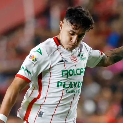 Emilio Lara tuvo extraña caída en el Estadio Corregidora