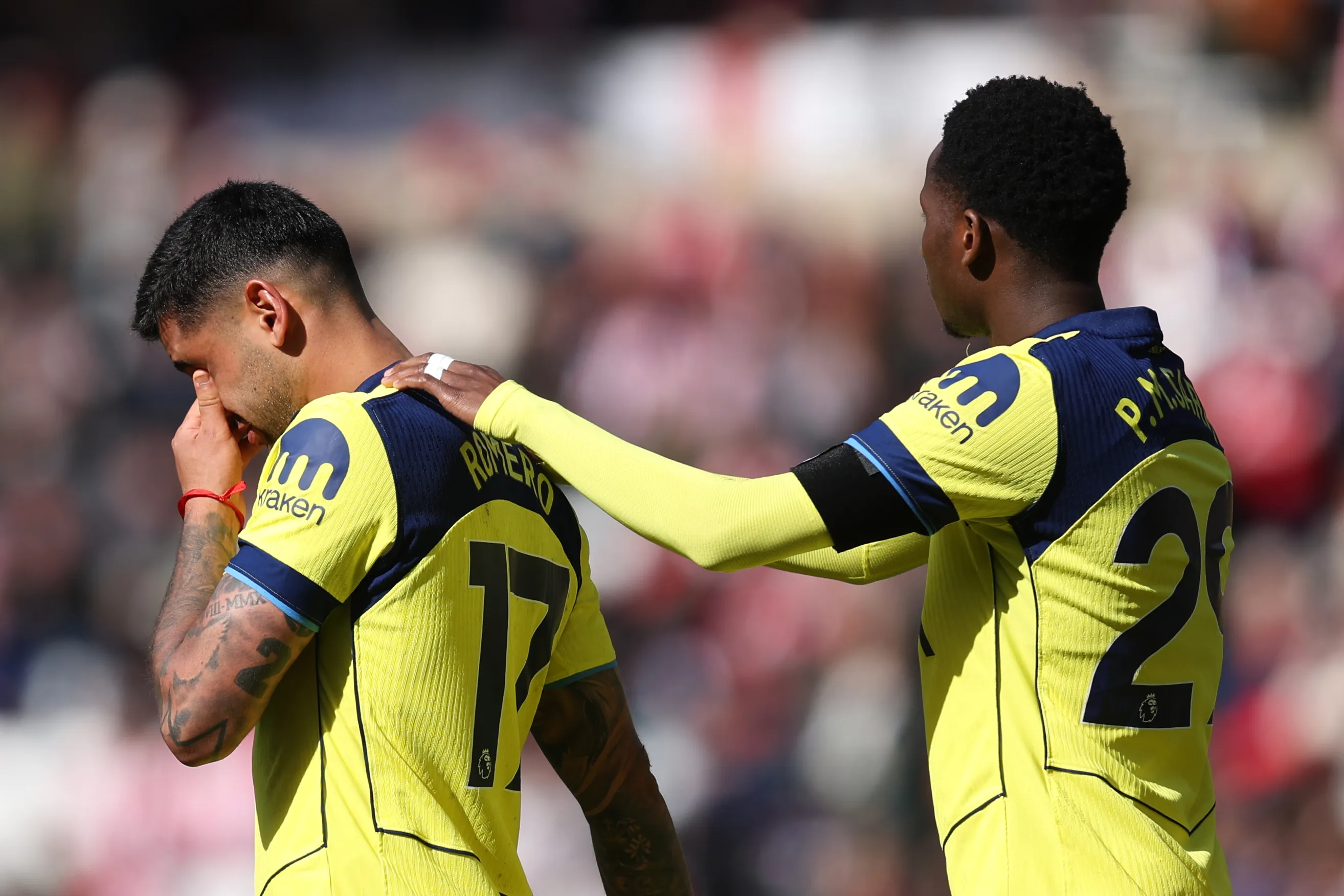 Momento exacto en el que Cuti Romero se retira entre lágrimas del partido ante Sunderland (Getty Images)