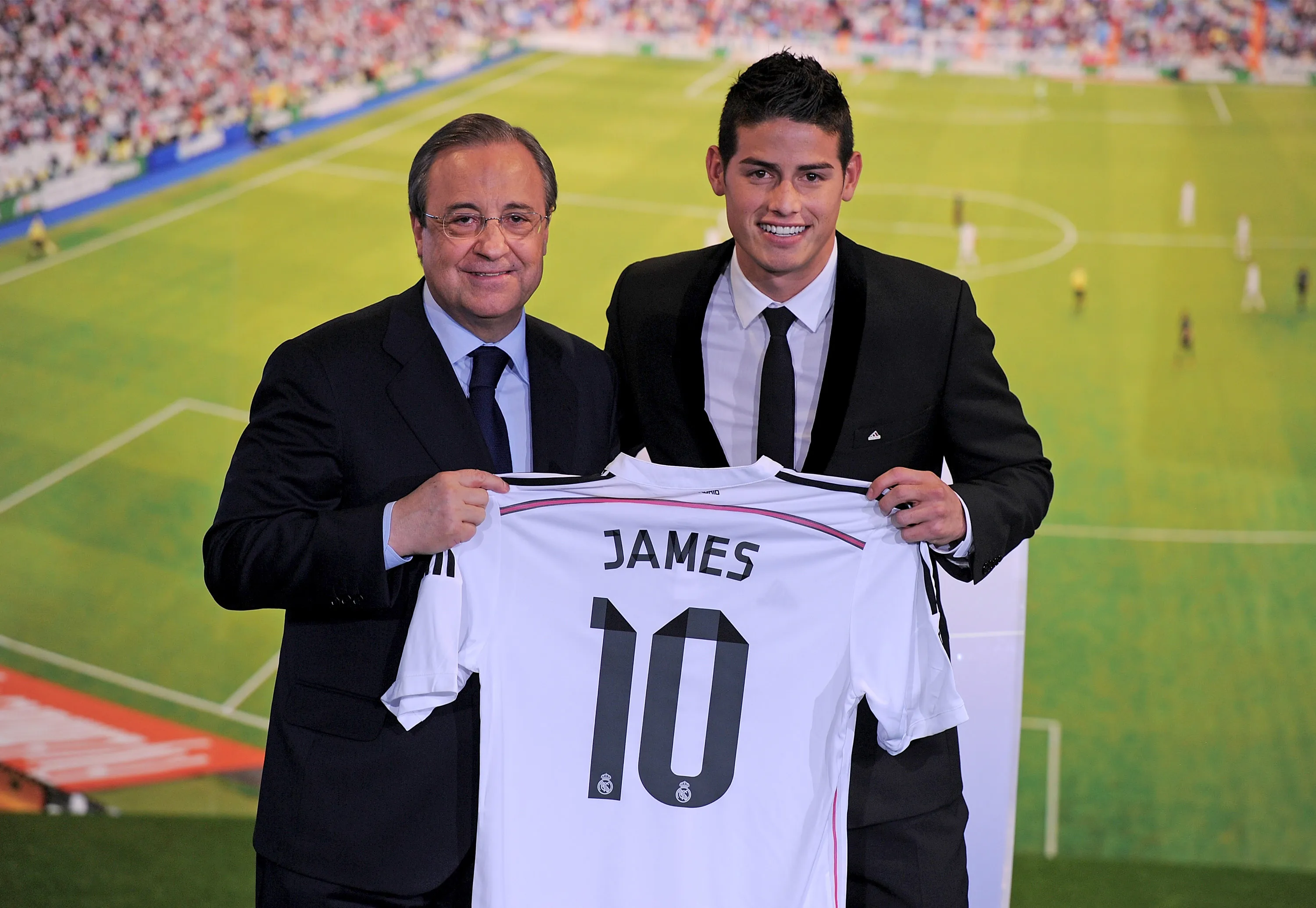 James Rodriguez, junto a Florentino Perez, en su presentación como jugador de Real Madrid (Getty Images)
