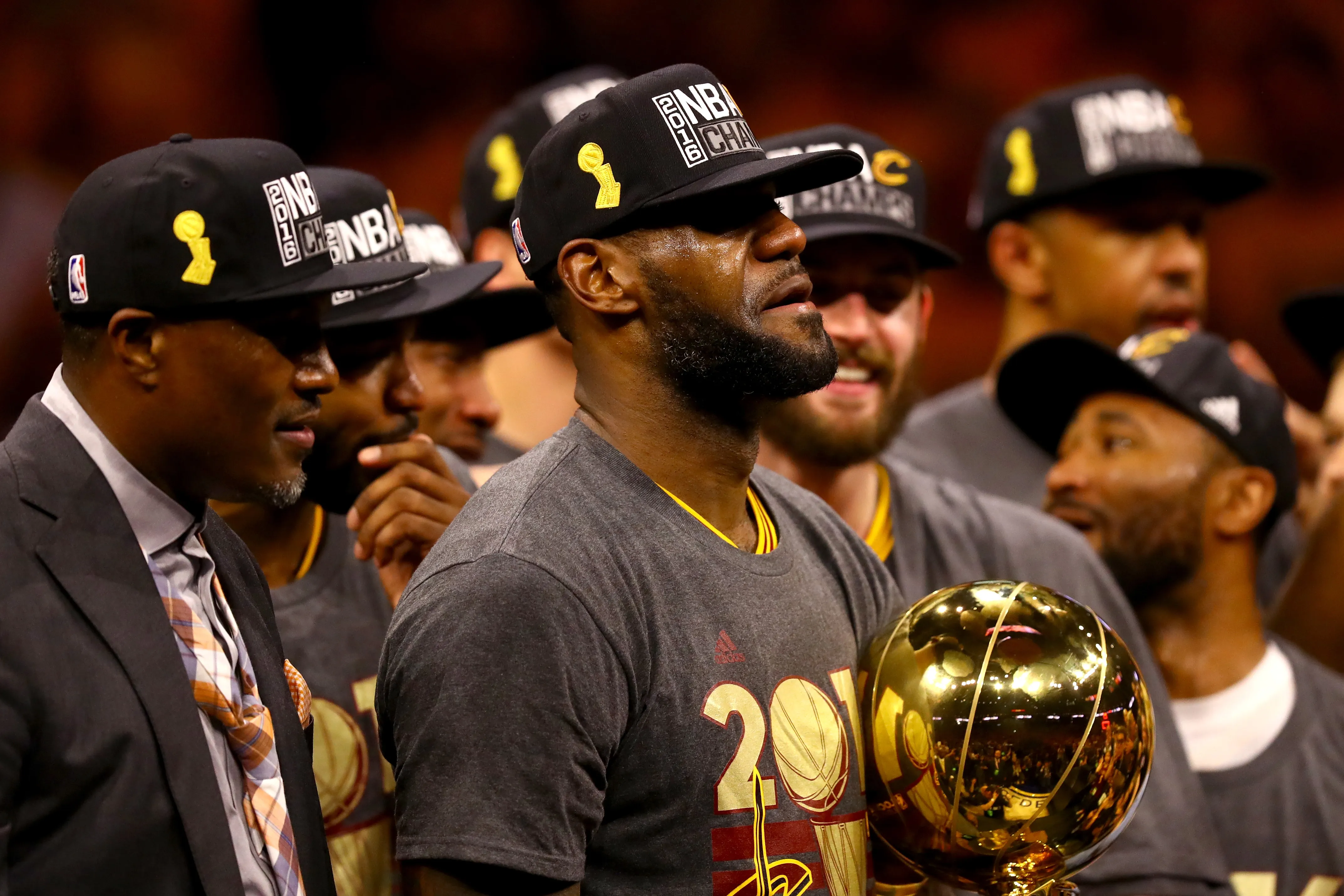 LeBron James con el trofeo de la NBA 2016 (Getty Images)