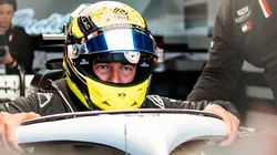 Checo Pérez ingresando a su coche Cadillac