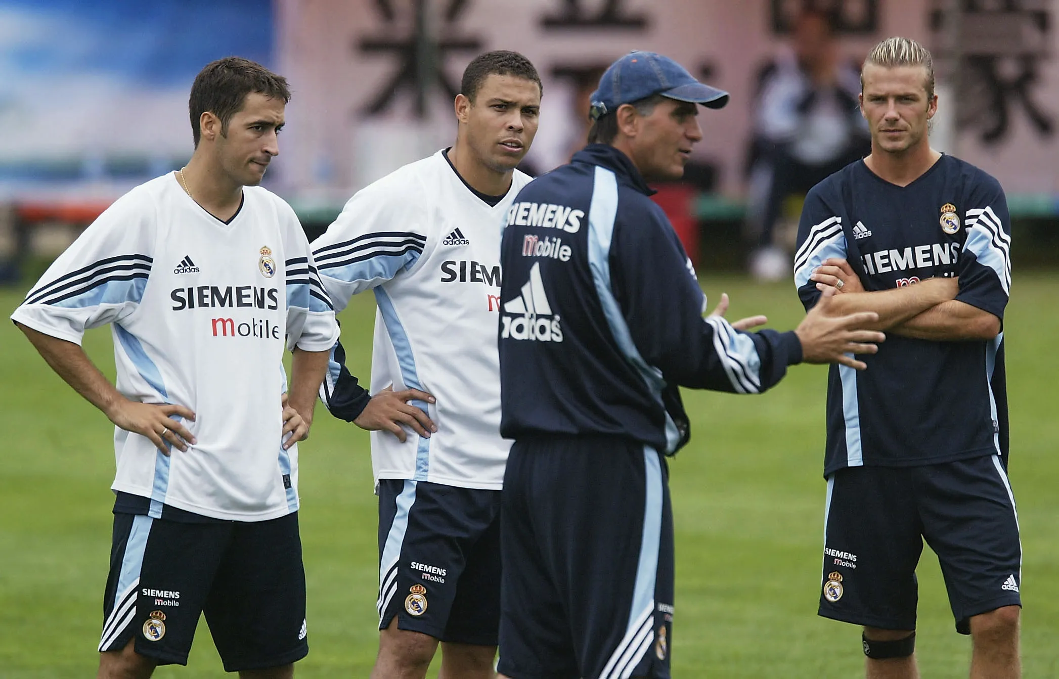Carlos Quieroz dirige el entrenamiento de Real Madrid ante la atenta mirada de Raúl, Ronaldo y David Beckham (Getty Images)
