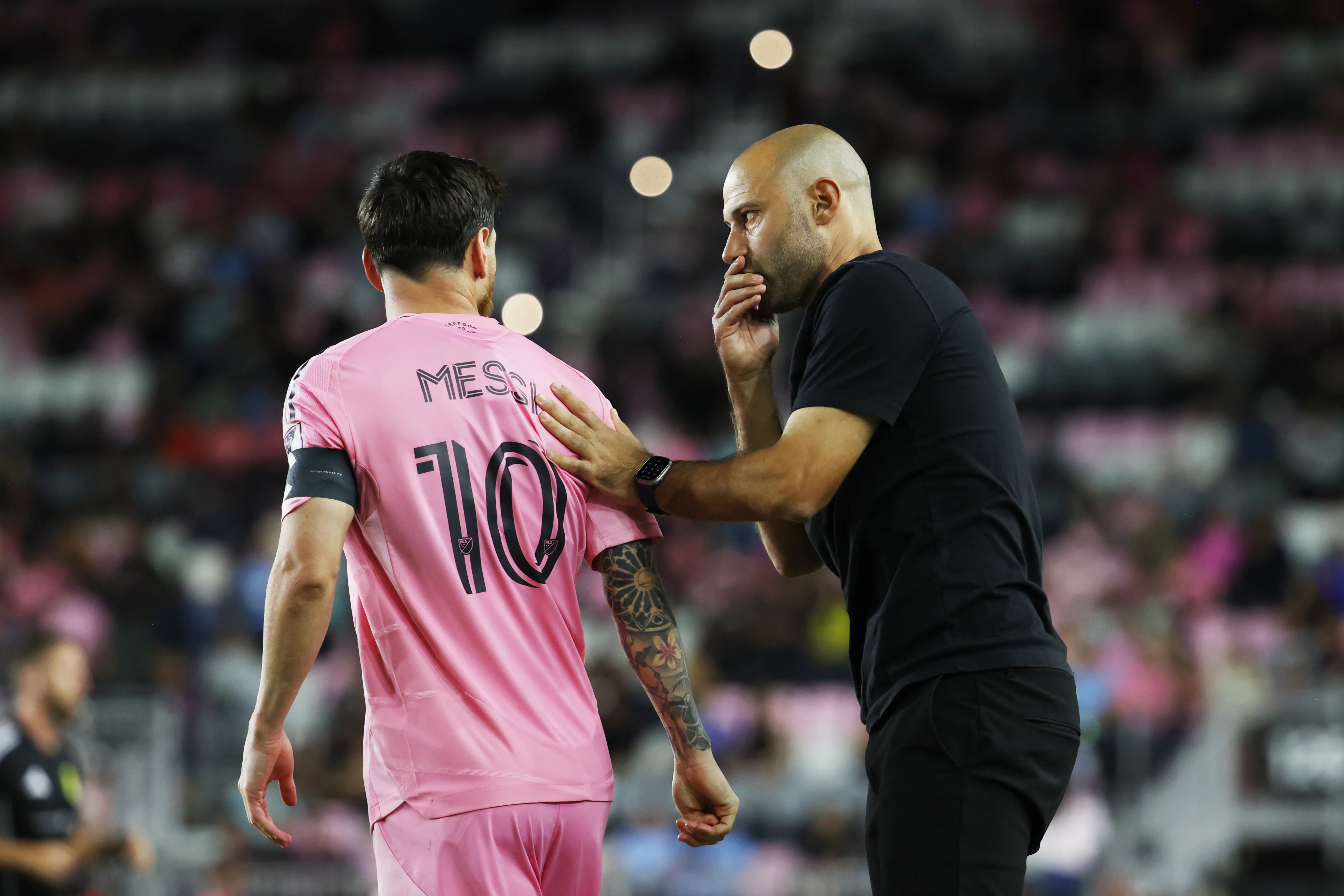 Javier Mascherano platica con Lionel Messi en un partido de Inter Miami (Getty Images)