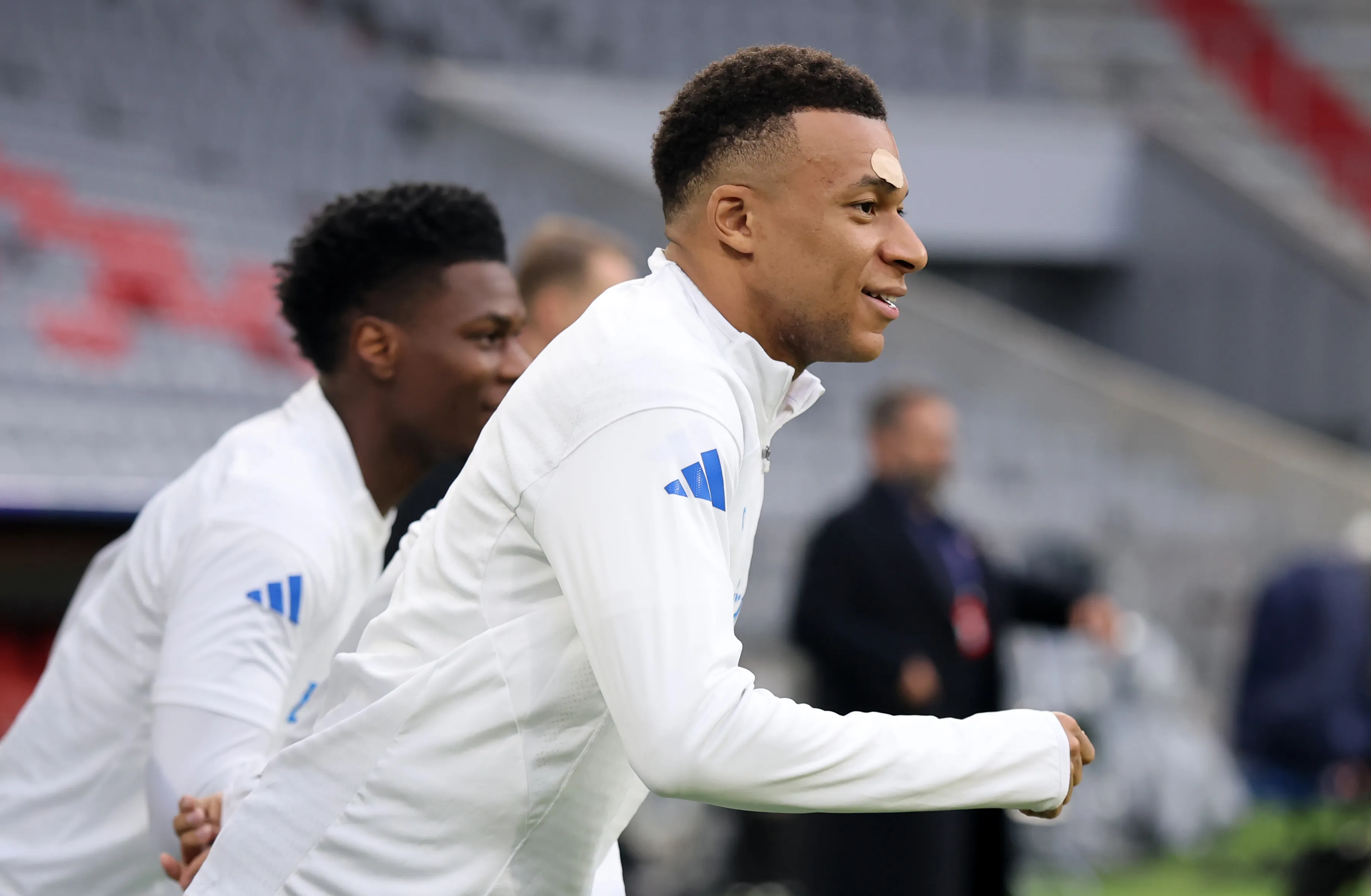 Kylian Mbappé jugará con un parche en la frente