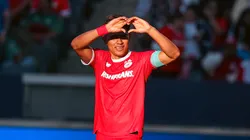 Jesús Gallardo anota el primer gol del juego.