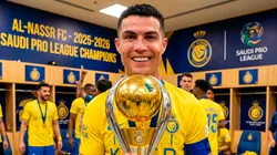 Cristiano Ronaldo posa con el trofeo de 2025-26