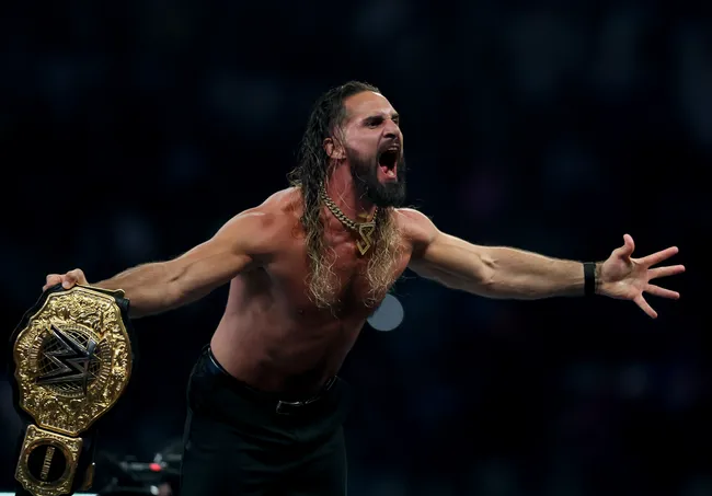Seth Rollins celebra con el WWE World Heavyweight Championship en SummerSlam 2025 (Getty Images)