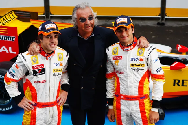 Fernando Alonso, Flavio Briatore y Nelson Piquet Jr. en Portugal con el equipo Renault (Getty Images)