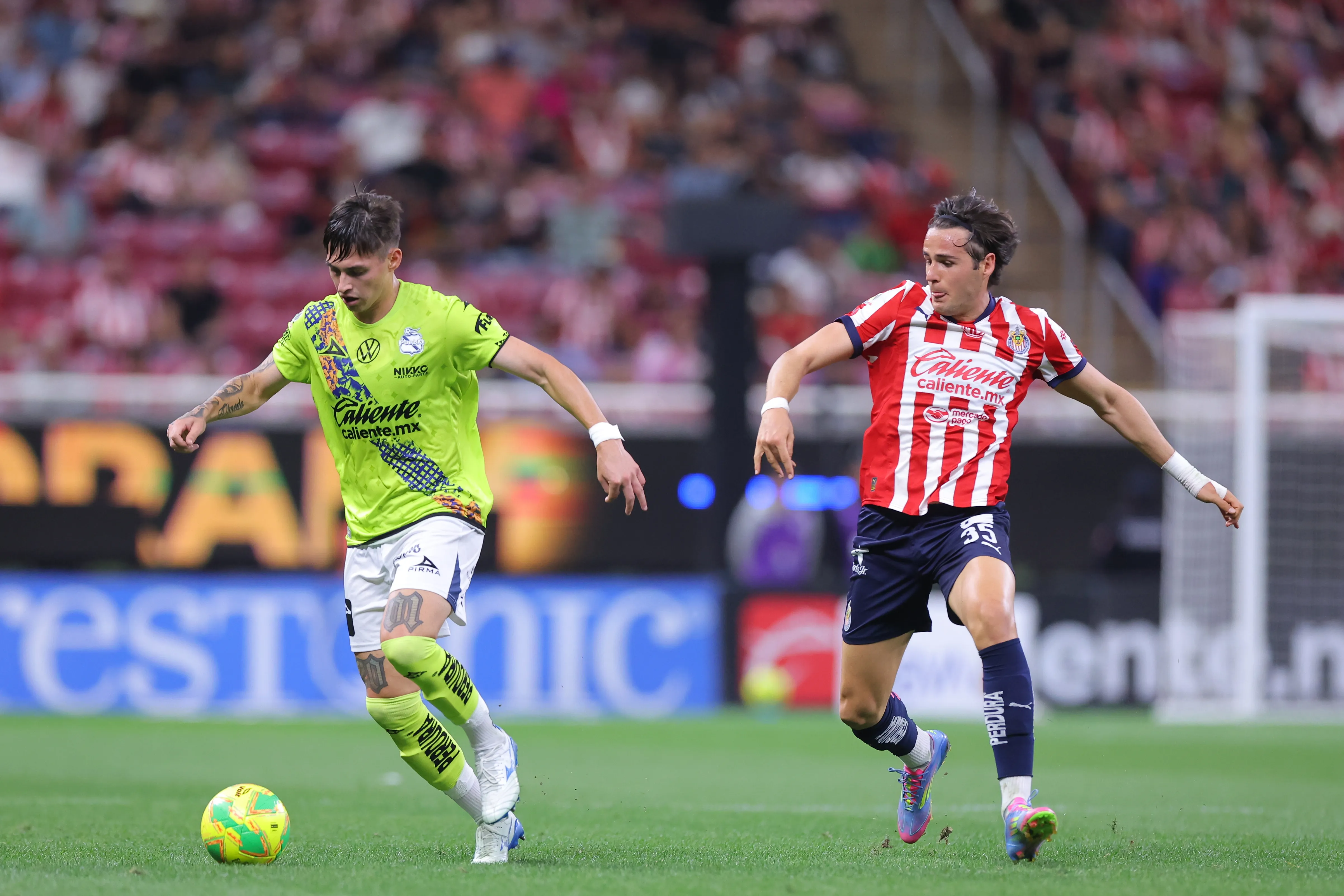 Chivas y Puebla, frente a frente en el Akron [Foto: Getty]