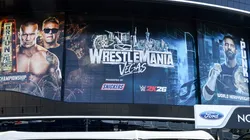 El Allegiant Stadium luce la cartelera de WrestleMania 42