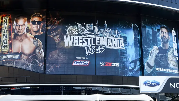 El Allegiant Stadium luce la cartelera de WrestleMania 42