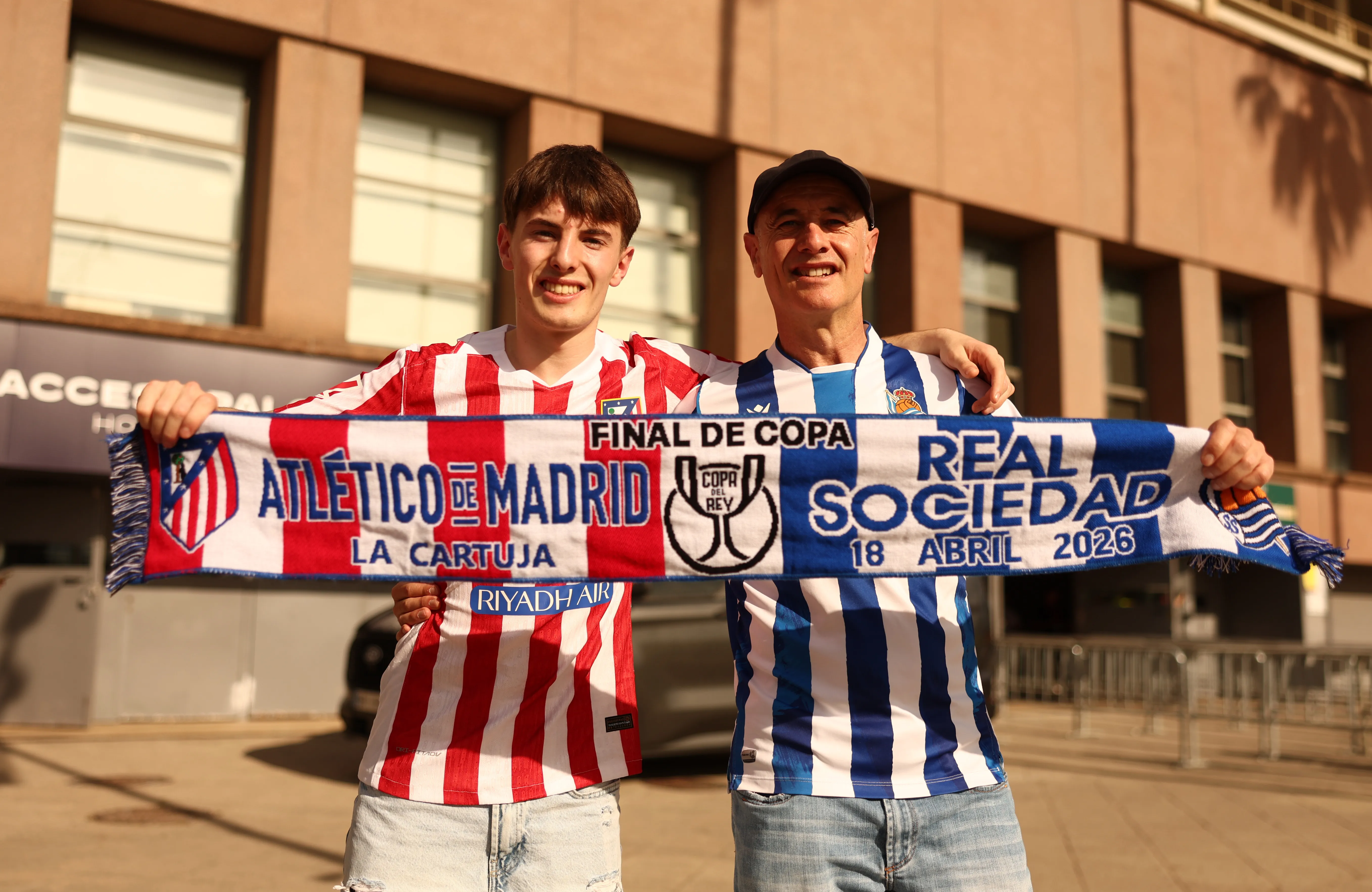 Aficionados de Atletico de Madrid y Real Sociedad posan juntos a las afueras del Estadio La Cartuja (Getty Images)
