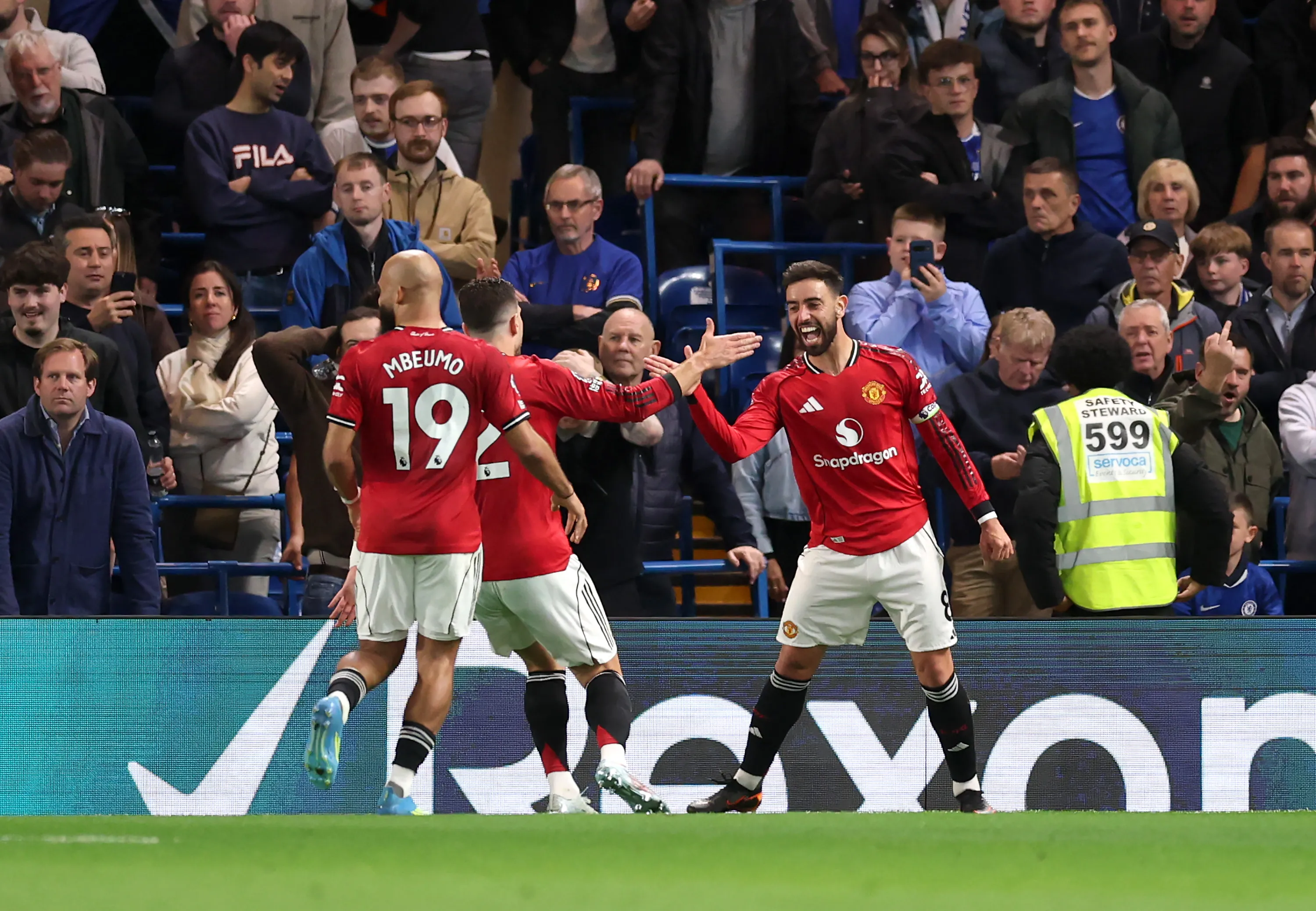 Jugadores de Manchester United celebran el gol de la victoria ante Chelsea (Getty Images)