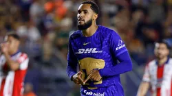 Olavio Vieira Dos Santos Junior festeja su gol contra Atlético San Luis.