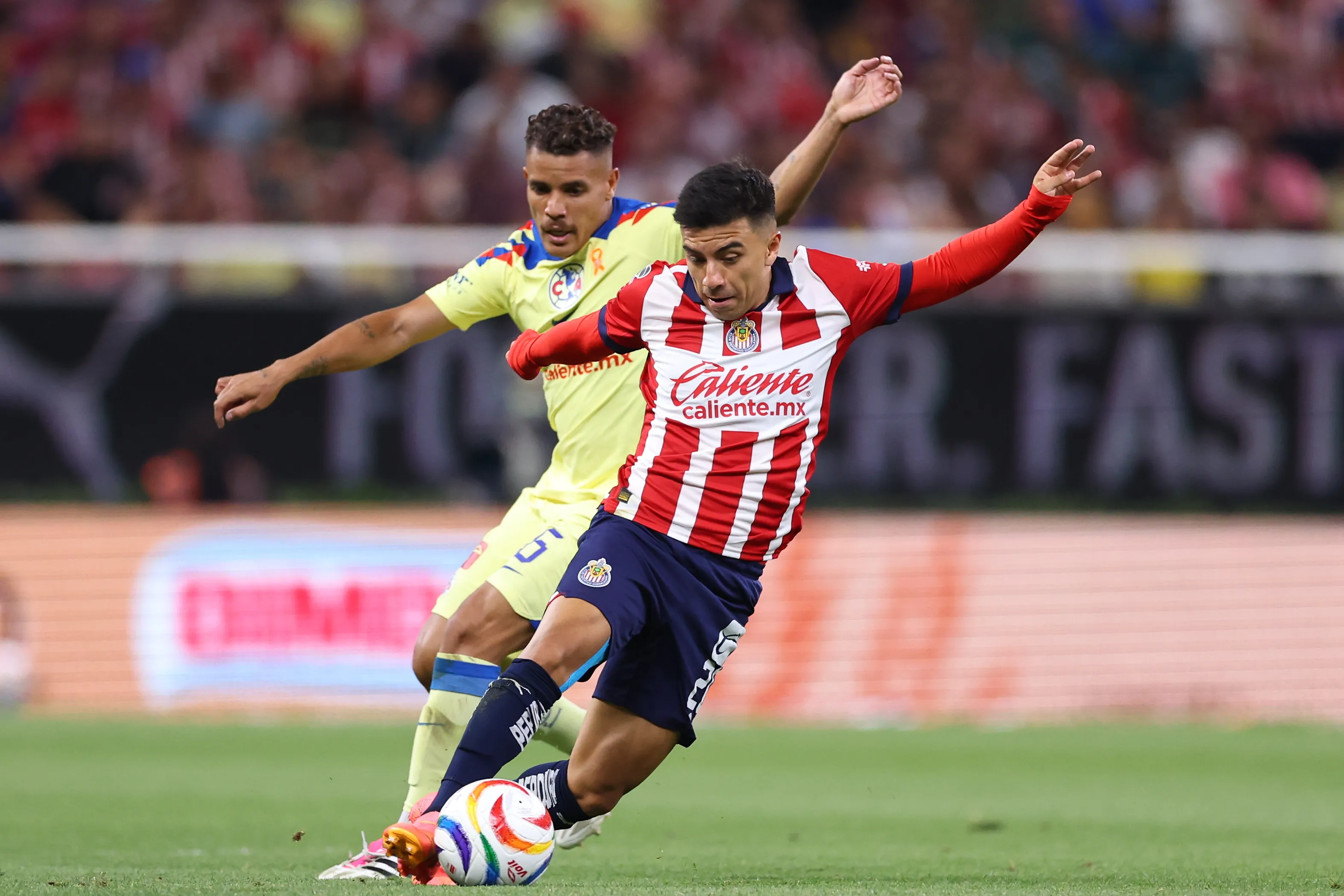 Fernando Beltrán enfrentando a América con Chivas (Getty Images)