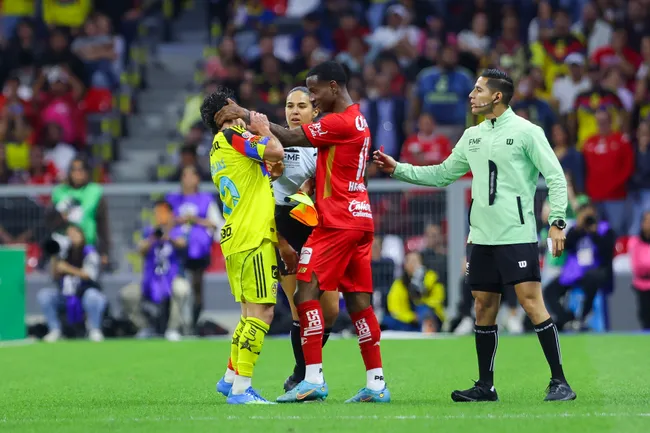 El América – Toluca terminó muy caliente [Foto: Getty]