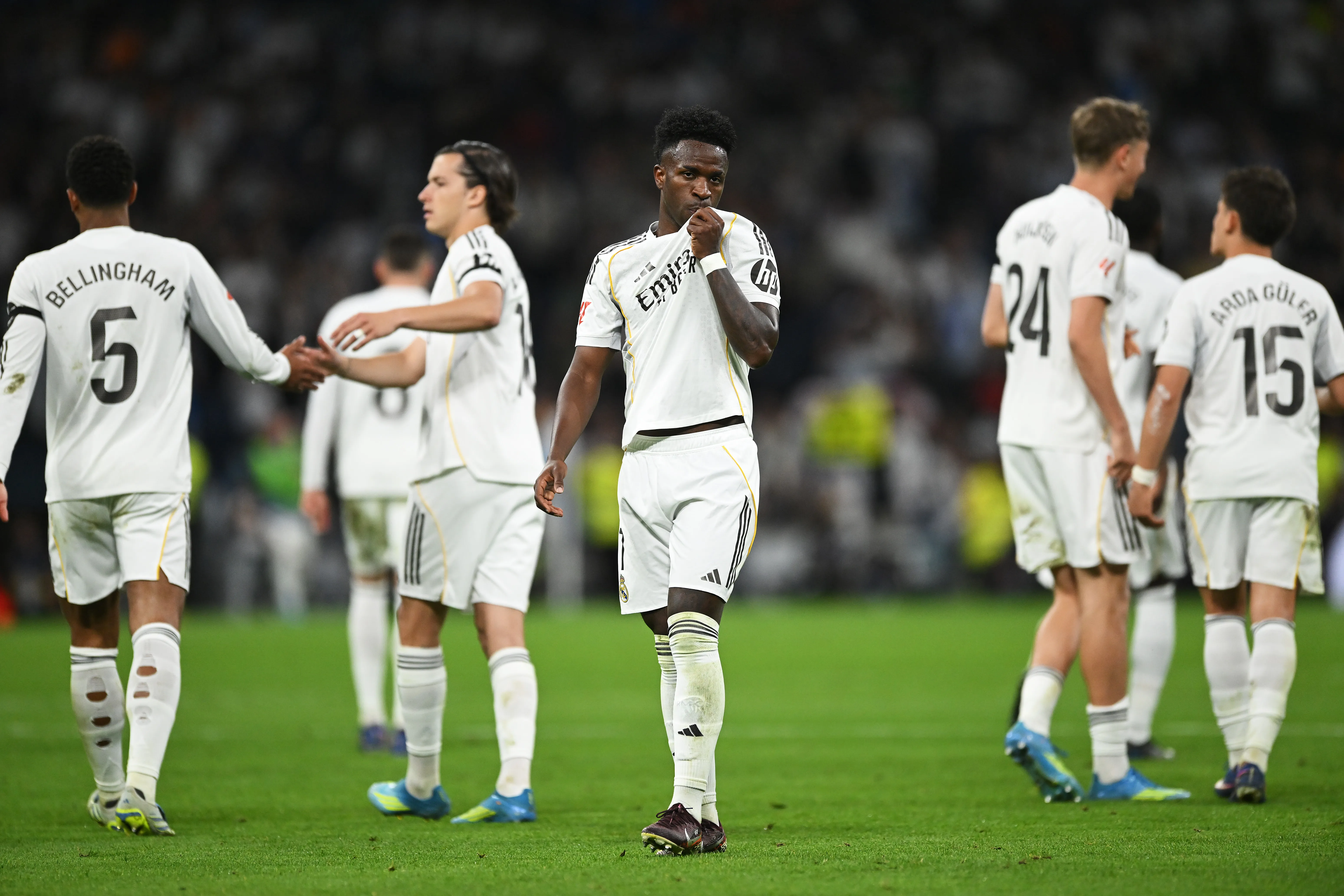 Vinicius se besa el escudo de Real Madrid después de marcar un gol (Getty Images)