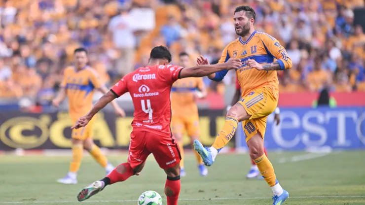 MONTERREY, MEXICO - APRIL 25: Jair Díaz of Mazatlán FC and Andre-Pierre Gignac of Tigres UANL vie for the ball during the 17th round match between Tigres UANL and Mazatlan FC as part of the Torneo Clausura 2026 Liga MX at Universitario Stadium on April 25, 2026 in Monterrey, Mexico. (Photo by Azael Rodriguez/Getty Images)