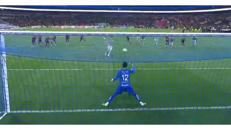 El penal de Raphael Veiga debió repetirse