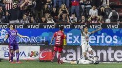 Toño Rodríguez consuela a la Hormiga González tras perder el bicampeonato de goleo