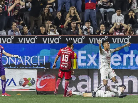 Toño Rodríguez consuela a la Hormiga González tras perder el bicampeonato de goleo