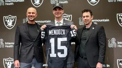 Fernando Mendoza posa con la playera de Las Vegas Raiders