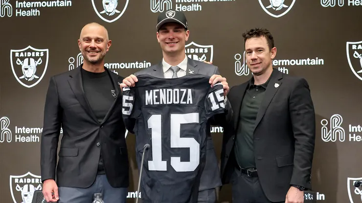 Fernando Mendoza posa con la playera de Las Vegas Raiders