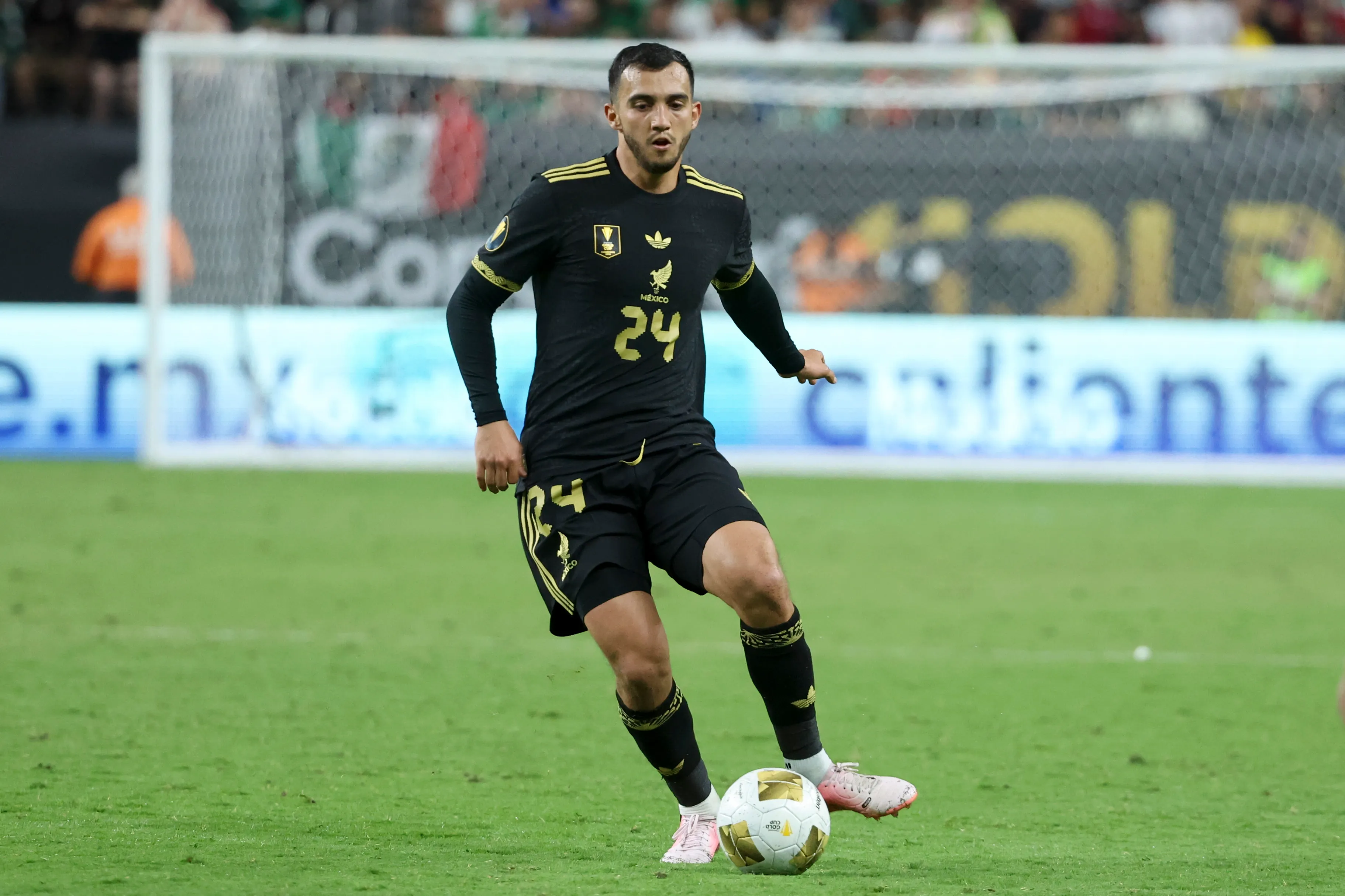 Luis Chávez en la Copa Oro 2025 antes de lesionarse (Getty Images)