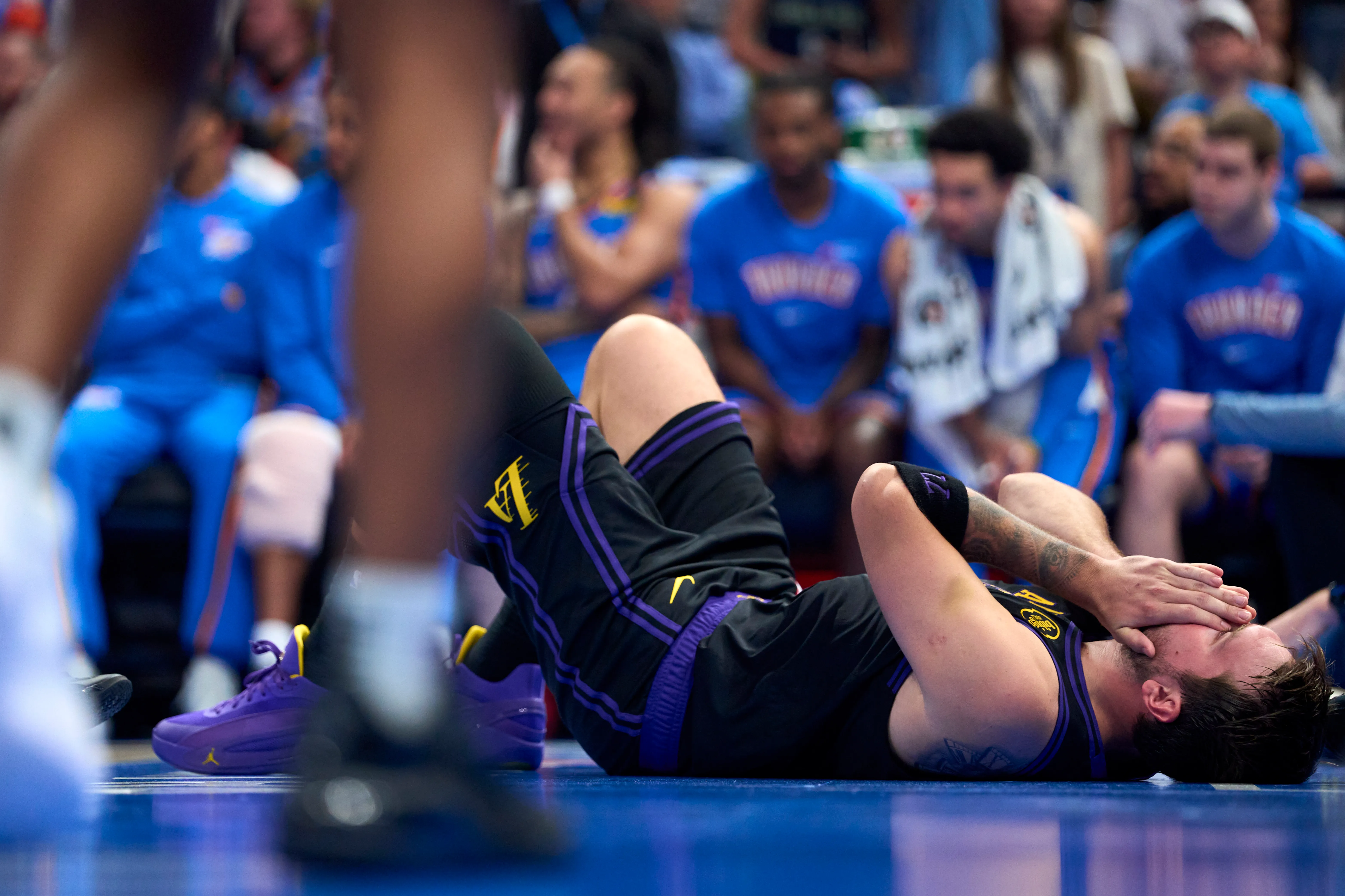 Luka Doncic se lesionó ante Oklahoma City Thunder en la Temporada Regular (Getty Images)