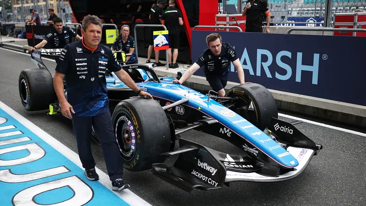 Mecánicos del equipo Williams en el Gran Premio de Miami 2026