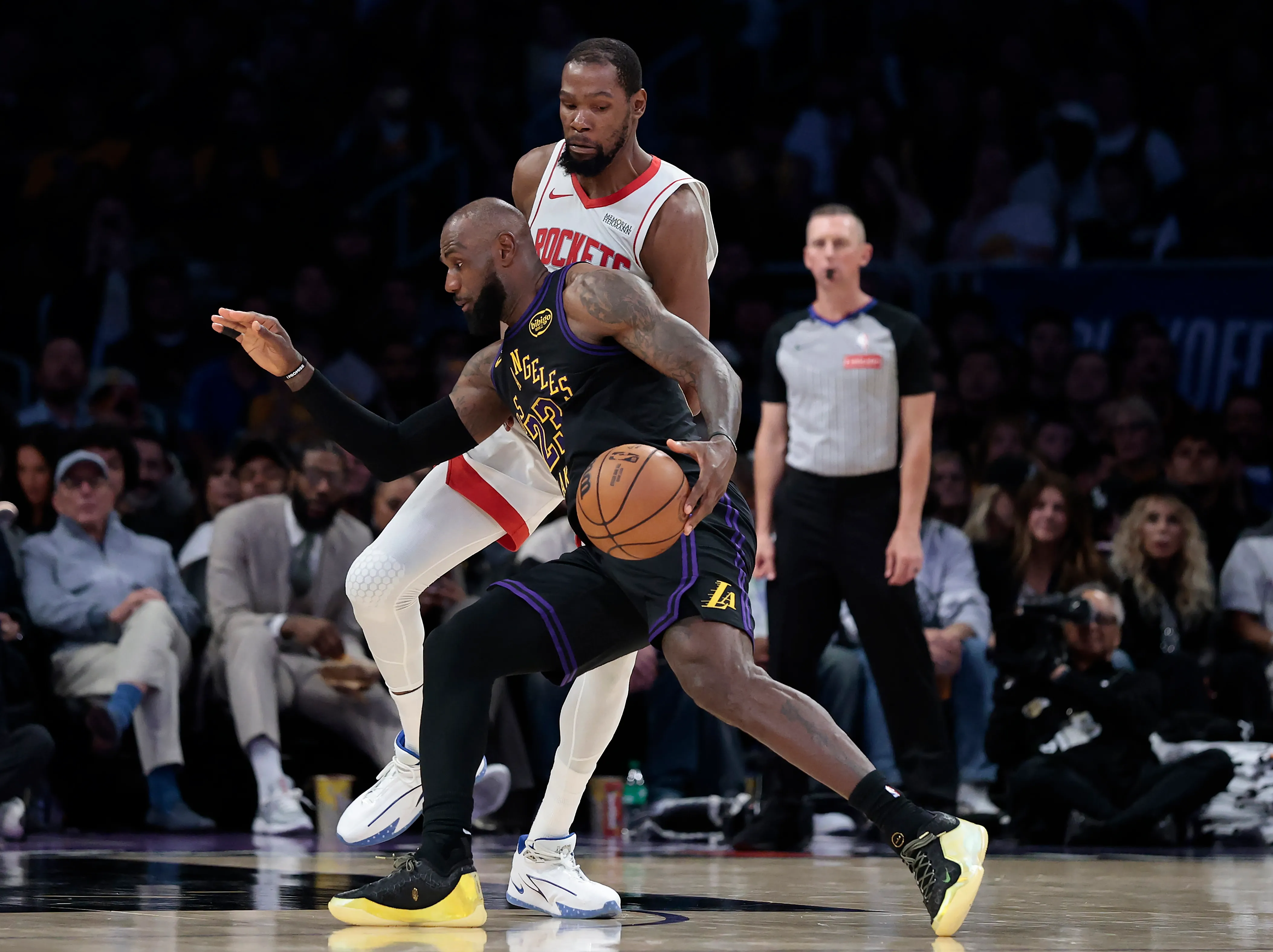 LeBron James marca a Kevin Durant en el Juego 2 de los Playoffs 2026 de la NBA (Getty Images)