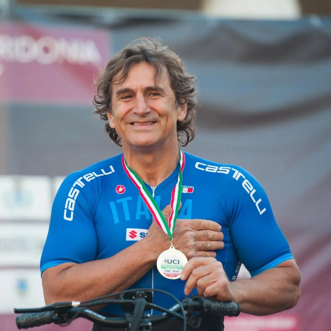 Alex Zanardi junto posa con una de sus tantas medallas (@zanardiofficial)