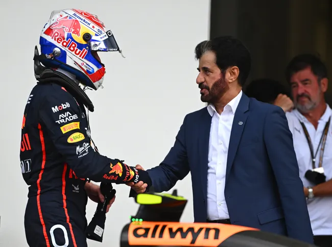 Apretón de manos entre Max Verstappen y Mohammed ben Sulayem (Getty Images)