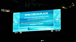 La pantalla gigante del Hard Rock Stadium advierte sobre una tormenta eléctrica