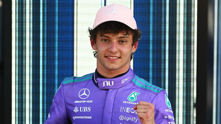 Kimi Antonelli posa tras su pole en el GP de Miami 2026