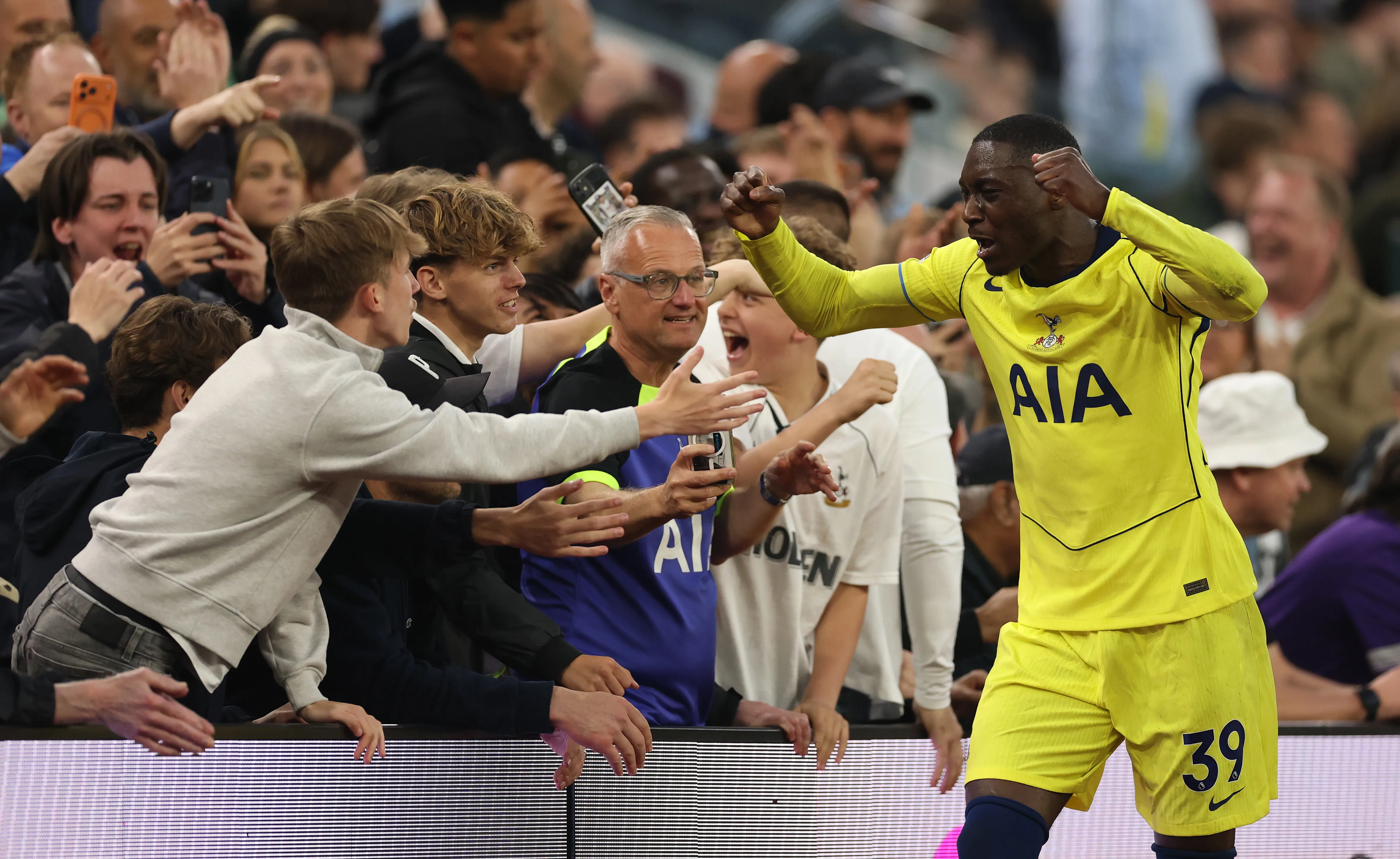 Kolo Muani celebra con los aficionados de Tottenham en Villa Park (Getty Images)