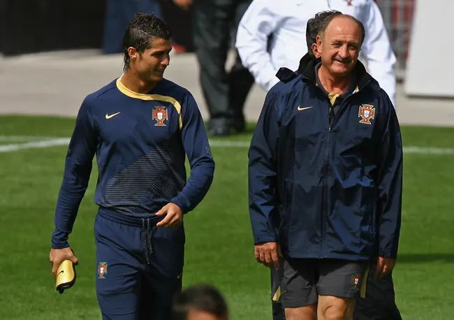 Cristiano Ronaldo y Luiz Felipe Scolari en un entrenamiento de Portugal en 2008  (Getty Images)