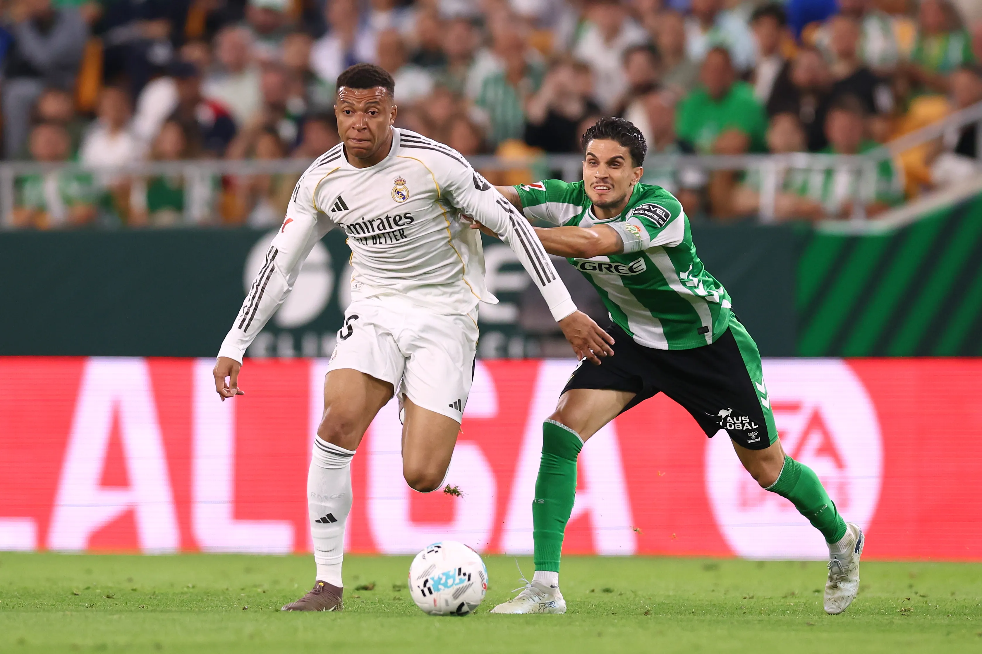 Kylian Mbappé sufrió una lesión en el músculo semitendinoso ante Betis (Getty Images)
