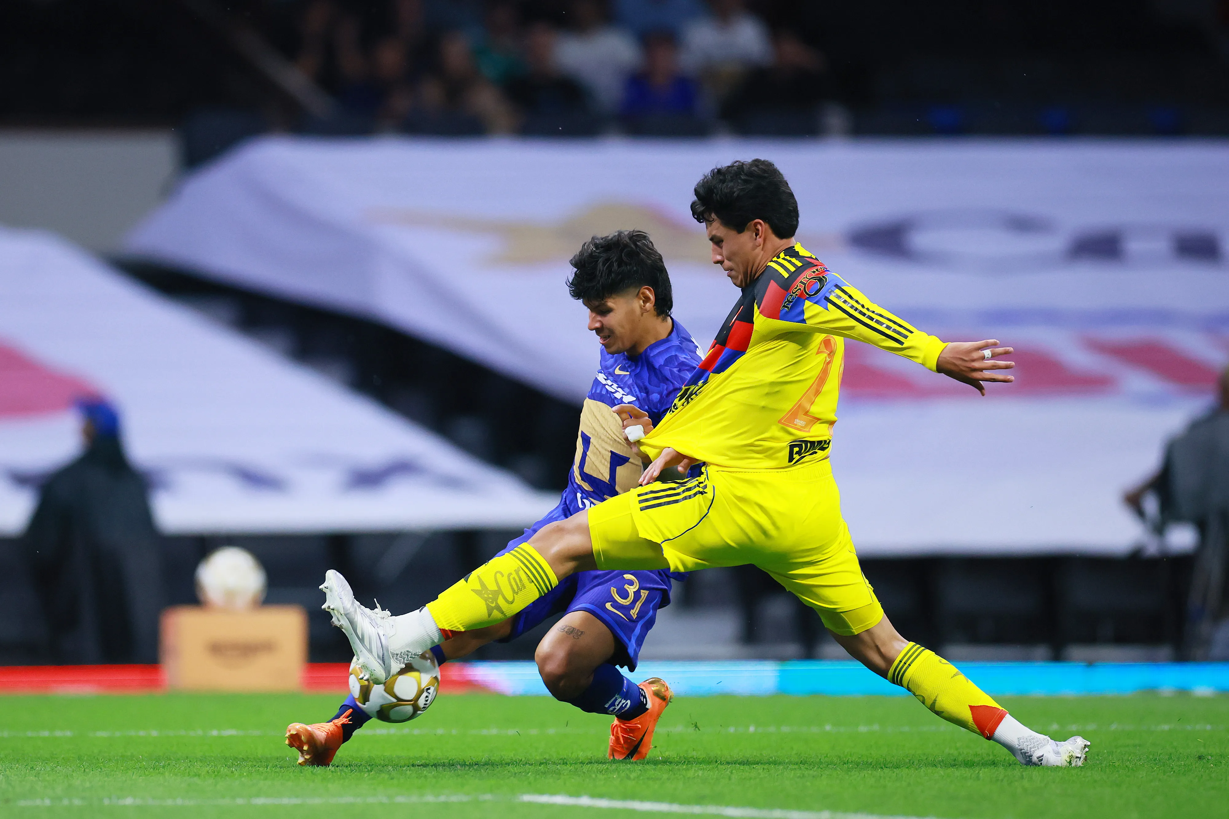 Ramón Juárez entró al duelo de América ante Pumas UNAM tras la lesión de Cristian Borja. [Foto: Getty Images]